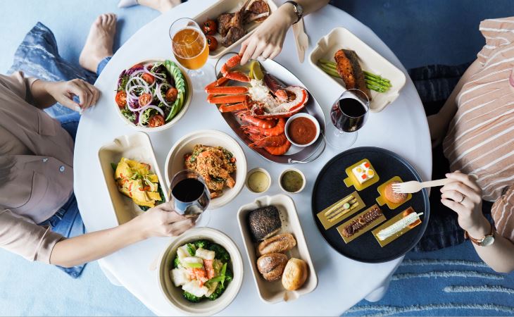 酒店外賣推介5: 香港嘉里酒店 -大灣咖啡廳如果想在家與另一半來一個國際美食自助餐，可考慮位於紅磡的香港嘉里酒店 -大灣咖啡廳。餐廳現正提供自助餐美食的外賣自取及送貨服務，讓你在舒適的家都可以享受美食